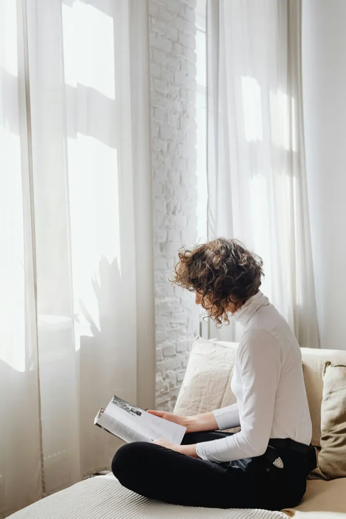 Person reading relaxed on the sofa